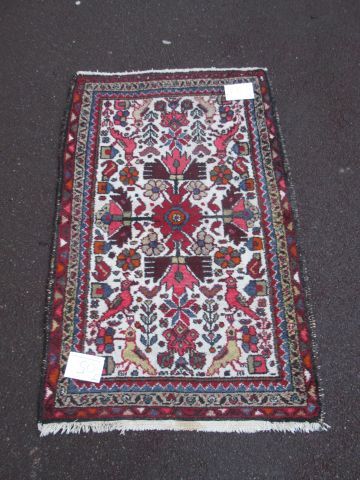 null HAMADAN Tapis en laine à décor de volatiles sur fond rouge et blanc. 120 x 76...