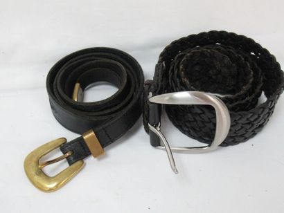 null Lot de deux ceintures en cuir noir. 80-85 cm (usure)