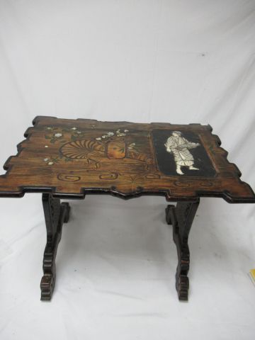 null JAPON Table en bois, à décor d'ivoire et de nacre. 42 x 55 x 36 cm