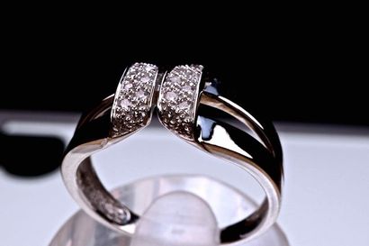 null Elégante Bague moderne unique de designer, en or blanc 18 kt pavée de 24 diamants...