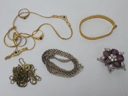 null Lot de bijoux fantaisies en métal doré et argenté , et plaqué or comprenant...
