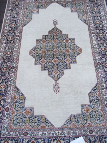 null IRAN Fin tapis Ghoum, à décor géométrique sur fond beige. Milieu Xxe. 178 x...