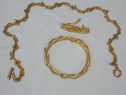 null Lot de bijoux en métal doré comprenant un collier, un bracelet jonc et une ...