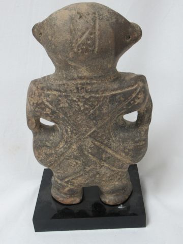 null 
Sculpture en terre cuite, figurant un personnage masculin tenant un bol. Equateur,...