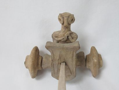 null 
Char votif conduit par une figure anthropomorphe stylisée. Argile beige. Style...