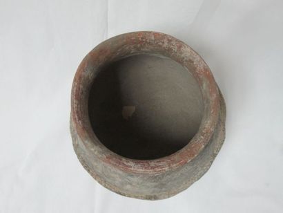 null 
Vase en terre cuite, à décor gravé. Travail antique (?). Haut.: 19 cm 



...