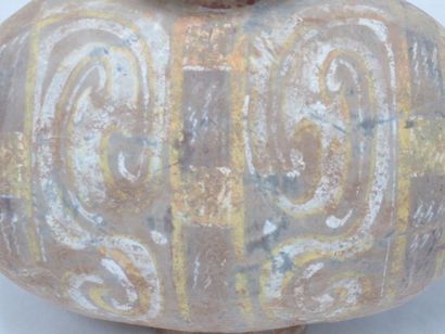 null 
CHINE Vase en terre cuite, type cocon, à décor géomtrique polychrome (usure)....