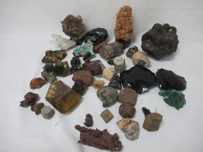 null 
Lot de minéraux, comprenant jaspe, malachite, obsidienne, quartz, grenat …...