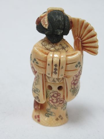 null 
JAPON Netsuke en ivoire, figurant une femme à l'éventail. Vers 1900. 6 cm 



Nous...
