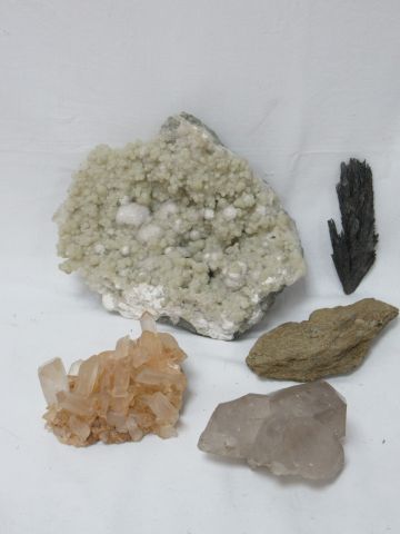 null 
Lot de minéraux dont quartz. 8-18 cm 



Nous proposons toute une gamme de...