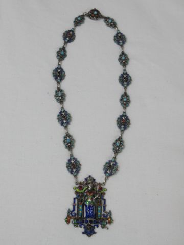 null 
Important collier en argent émaillé, figurant une Vierge à l'Enfant, à décor...