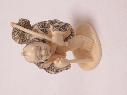 null 
JAPON netsuke en ivoire, figurant un homme à la nasse. Vers 1900. haut.: 5...