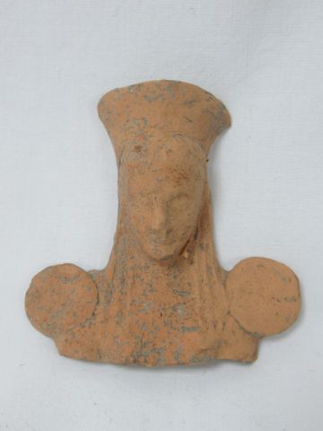 null 
Buste provenant d’une statuette votive représentant une divinité féminine coiffée...