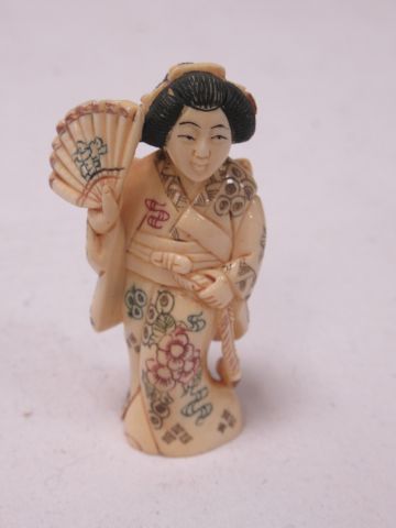 null 
JAPON Netsuke en ivoire, figurant une femme à l'éventail. Vers 1900. 6 cm 



Nous...