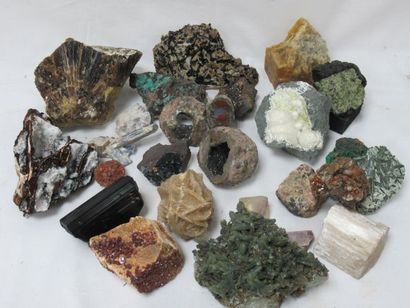 null 
Lot de minéraux, comprenant jaspe, quartz, rose des sables, fluorite, tourmaline,...