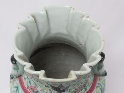 null 
CHINE Vase en porcelaine polychrome, à décor émaillé de végétaux et d'oiseaux...