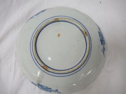 null 
JAPON Assiette en porcelaine blanche à décor de paysage en camaieu de bleu...