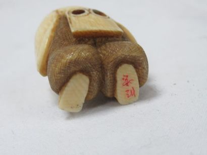 null 
JAPON Netsuke en ivoire, figurant un lettré. Vers 1900. Haut.: 4 cm 



Nous...