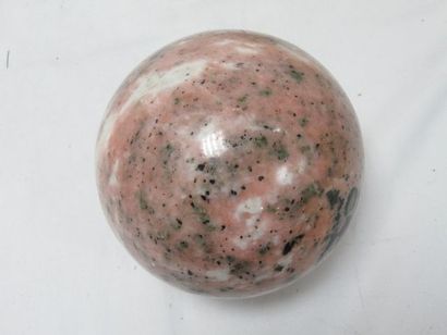 null 
Importante sphère en pierre dure polie. Diam.: 14 cm Poids : 4,87 kg 



Nous...