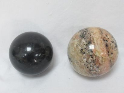 null 
Lot de deux sphères en pierre dure. 8-10 cm Poids : 3,6 kg 



Nous proposons...