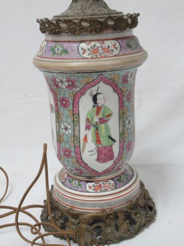 null 
CHINE Vase en porcelaine polychrome à décor de personnages dans des fonds de...