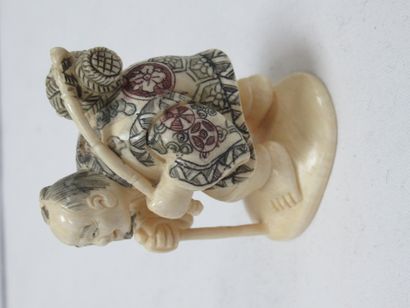 null 
JAPON netsuke en ivoire, figurant un homme à la nasse. Vers 1900. haut.: 5...