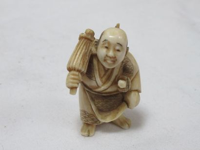 null 
JAPON Netsuke en ivoire, figurant un homme au parapluie. Vers 1900. Haut.:...