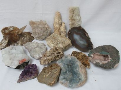 null 
Lot de minéraux : agate, jaspe, amethyste, cristal de roche, quartz … 8-14...