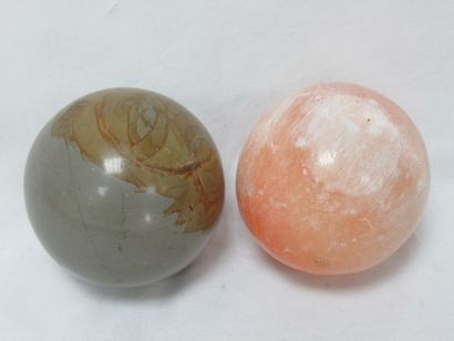 null 
Lot de deux sphères en pierre dure, calcite orange (?). 9 cm Poids : 2,4 kg...
