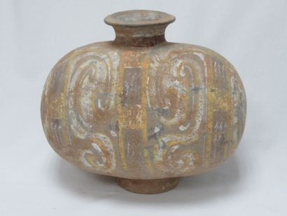 null 
CHINE Vase en terre cuite, type cocon, à décor géomtrique polychrome (usure)....