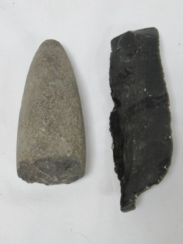 null 
Lot comprenant une hache polie en roche noire et un nucleus en obsidienne (Néolithique?)...