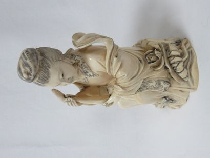 null 
JAPON Sculpture en ivoire, figurant une jeune femme. 14 cm Vers 1900. (manques)...