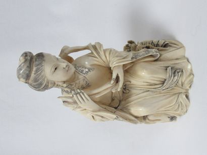 null 
JAPON Sculpture en ivoire, figurant une jeune femme. 14 cm Vers 1900. (manques)...