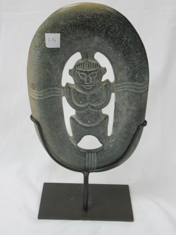 null 
CHINE Médaillon de chaman en schiste gris foncé. XIIIe siècle. Haut.: 27 cm...