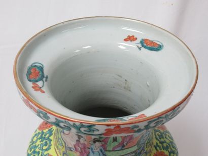 null 
CHINE (Canton) Vase en porcelaine polychrome, à décor de scènes palais. Vers...