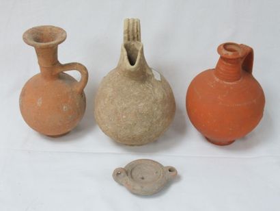 null 
Lot composé de 3 vases à panse globulaire, argile. Chypre Ier millénaire av...