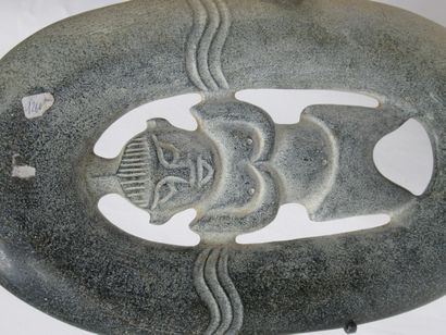 null 
CHINE Médaillon de chaman en schiste gris foncé. XIIIe siècle. Haut.: 27 cm...