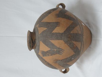 null 
CHINE Vase en terre cuite à décor peint de personnages stylisés. Période Néolithique...