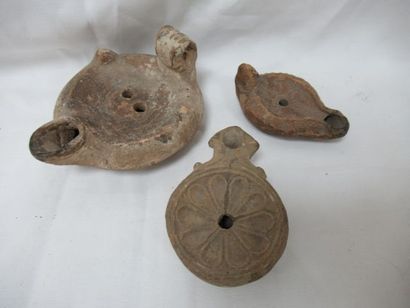 null 
Lot de 3 lampes à huile en terre cuite, principalement antiques. 6-12 cm 



Nous...