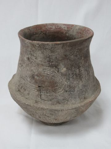 null 
Vase en terre cuite, à décor gravé. Travail antique (?). Haut.: 19 cm 



...