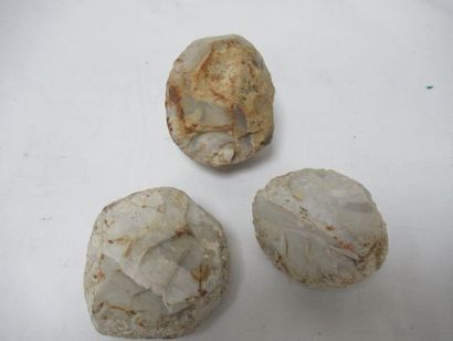 null 
Lot de 3 éléments taillés en pierre (percuteurs néolithique?). De 5 à 7 cm...