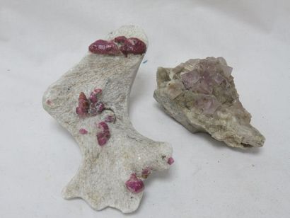 null 
Lot comprenant un élément de quartz rose et un morceau de roche contenant des...