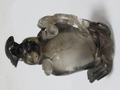 null 
CHINE Tabatière en quartz sculpté (avec inclusion de tourmaline noire). Haut.:...