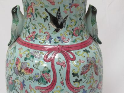 null 
CHINE Vase en porcelaine polychrome, à décor émaillé de végétaux et d'oiseaux...