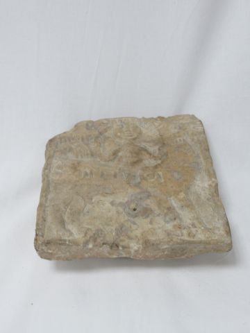 null 
Element de stele en pierre, figurant un personnage masculin. Portant une inscription....