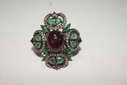 null Bague en argent (925), ornée de diamants (carats : 0,80) et de rubis et émeraudes...