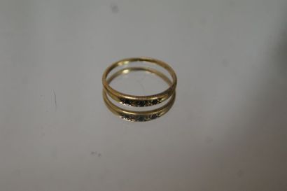 null Bague en or jaune 18 carats ornée de trois pierres bleues. TDD : 49,5. Poids...