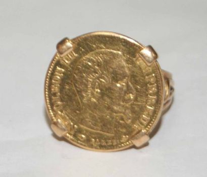 null Bague en or jaune, ornée d'une pièce de 10 francs de 1855 (Napoléon III). Poids...