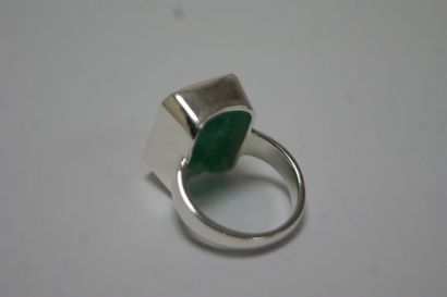 null Bague en argent, sertie d'une émeraude (11 carats). Poids brut : 5 g TDD 55.

Si...