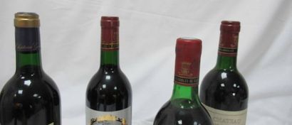 null Lot de 4 bouteilles de Bordeaux : 1 Pomerol "Château Guillot" 1993, 1 Château...
